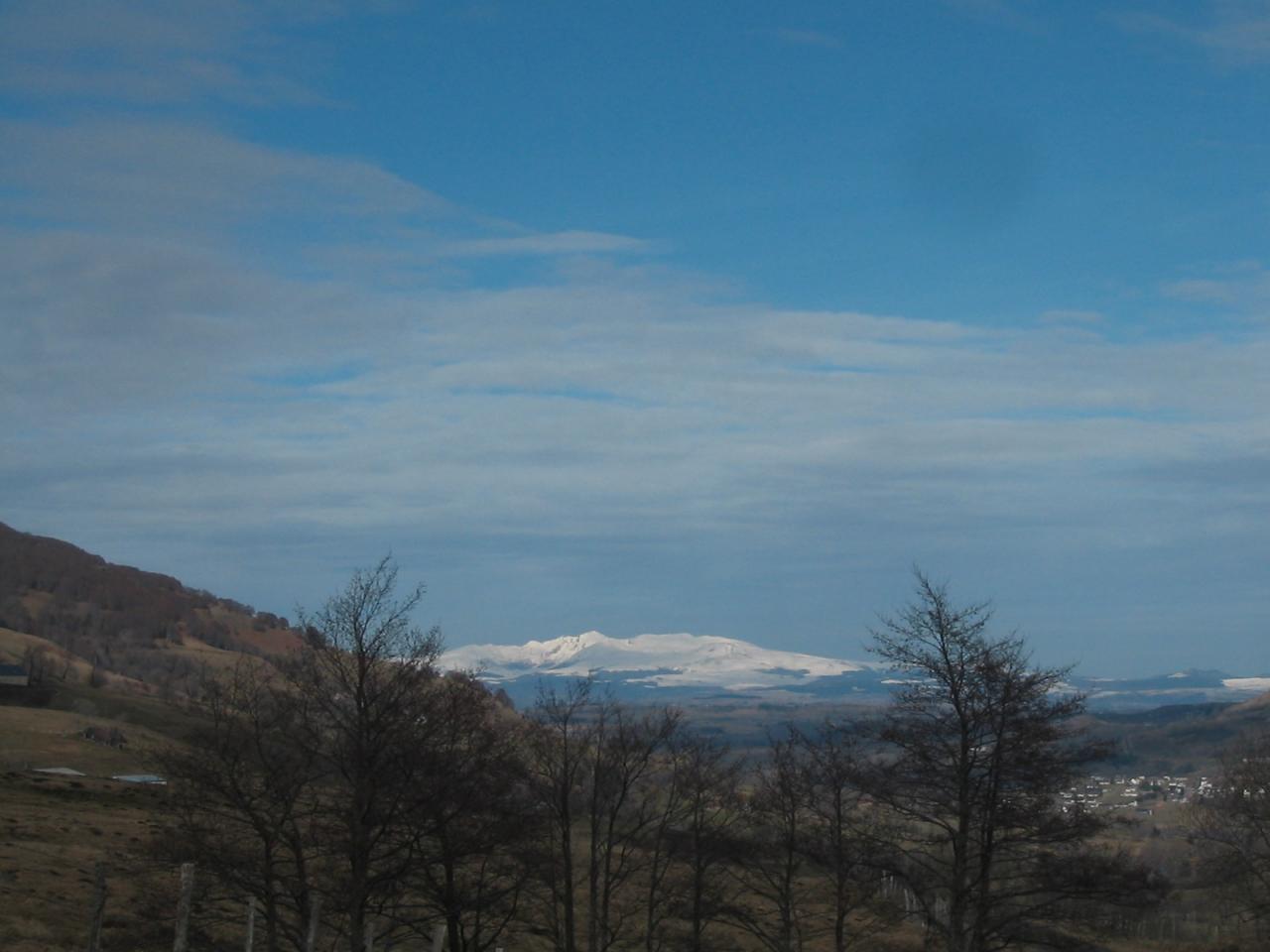 Vue sur le massif du Sancy en hiver