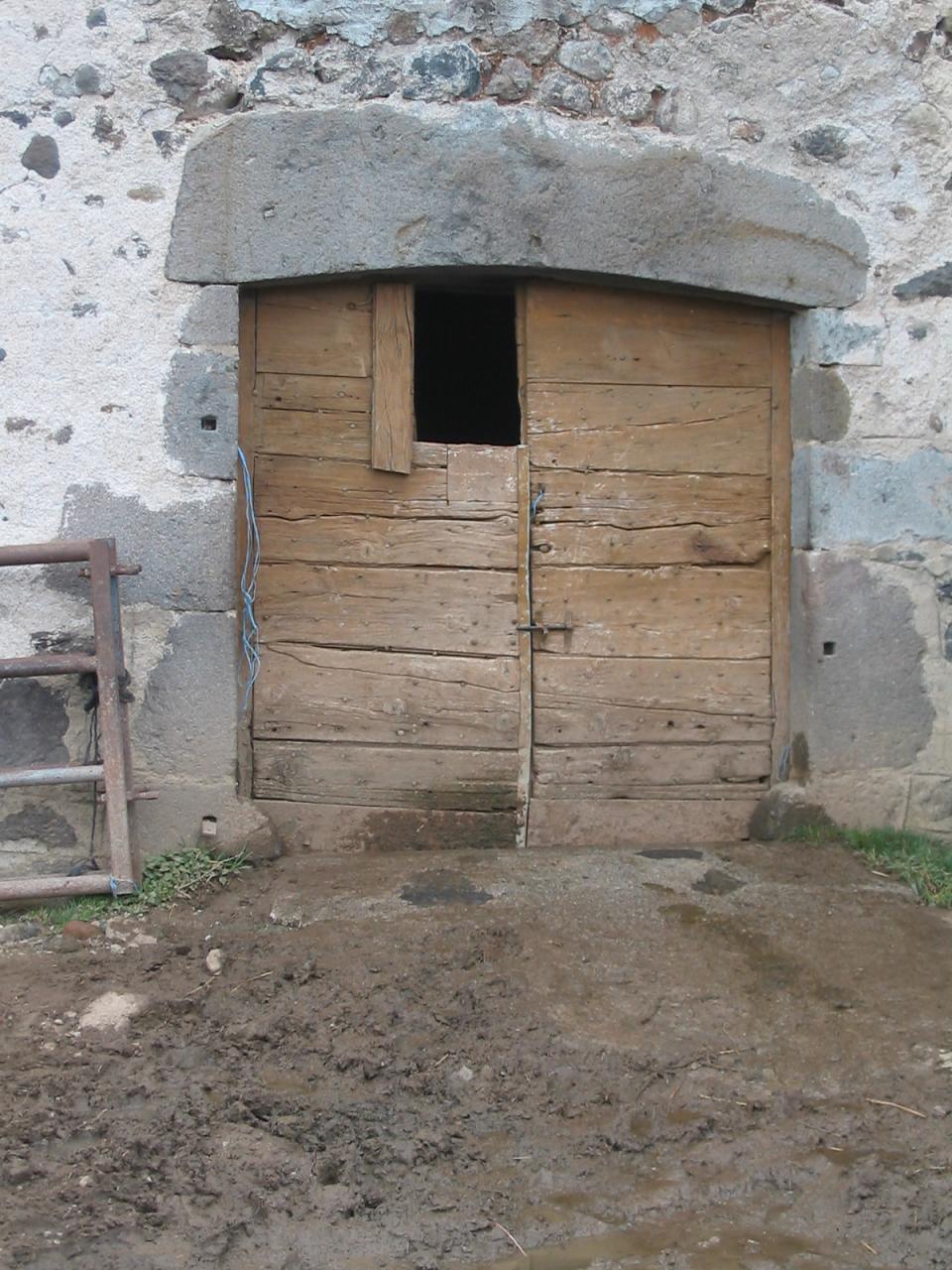 Porte traditionnelle avec fenestrou