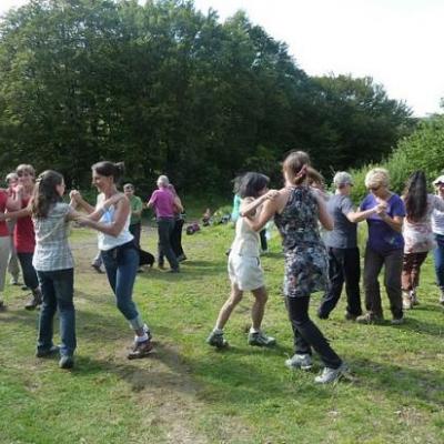 Bal folk en forêt