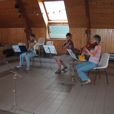 Violons et alto au travail!