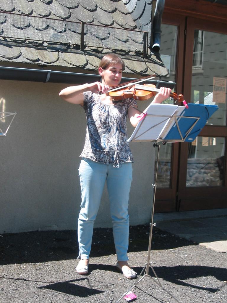 Muriel devant la salle des fêtes