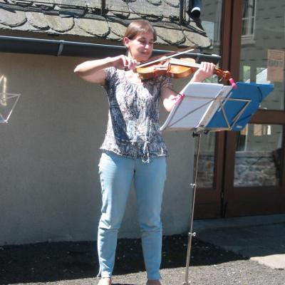 Muriel devant la salle des fêtes