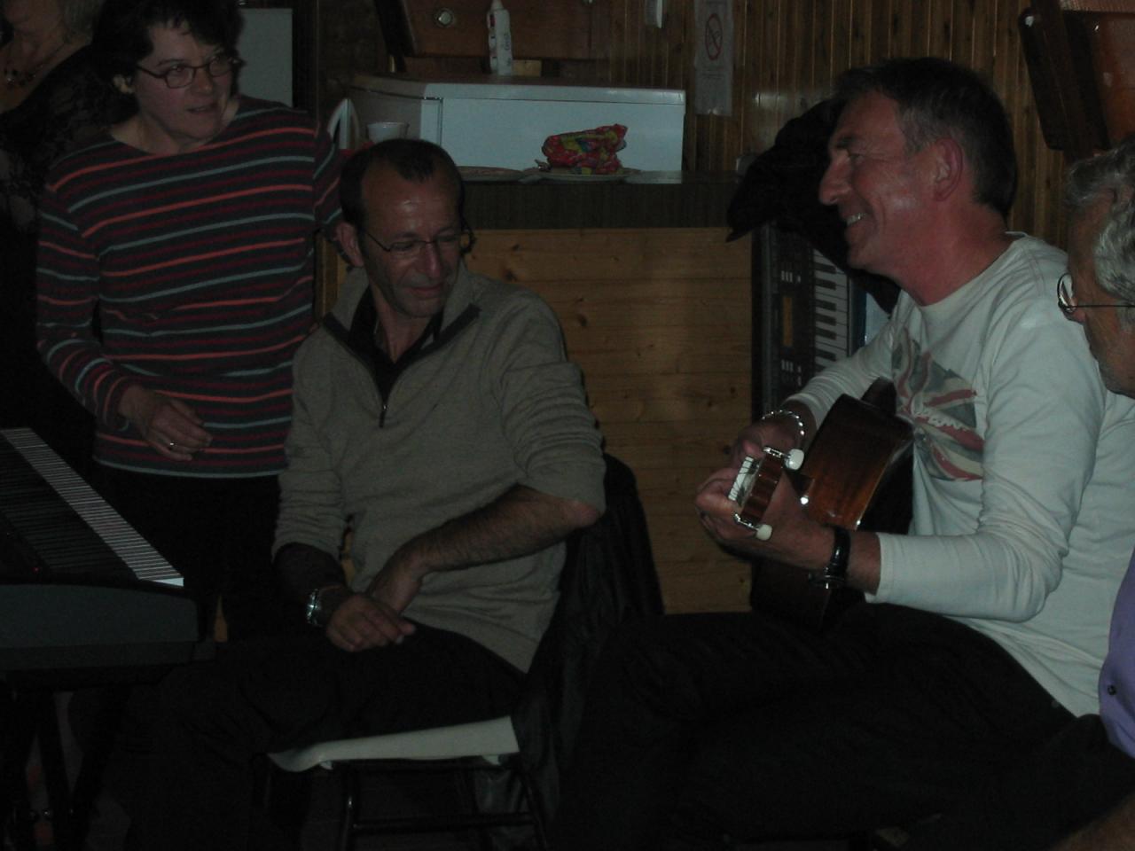 Adel au piano, Jean-Louis à la guitare