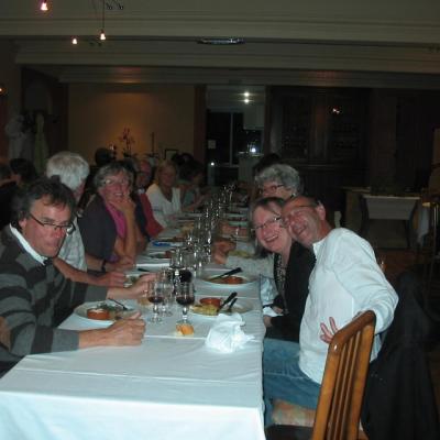 repas convivial à l'hôtel de la vallée