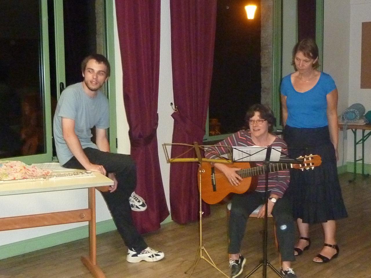 Sandrine à la guitare, Christophe et Béatrice