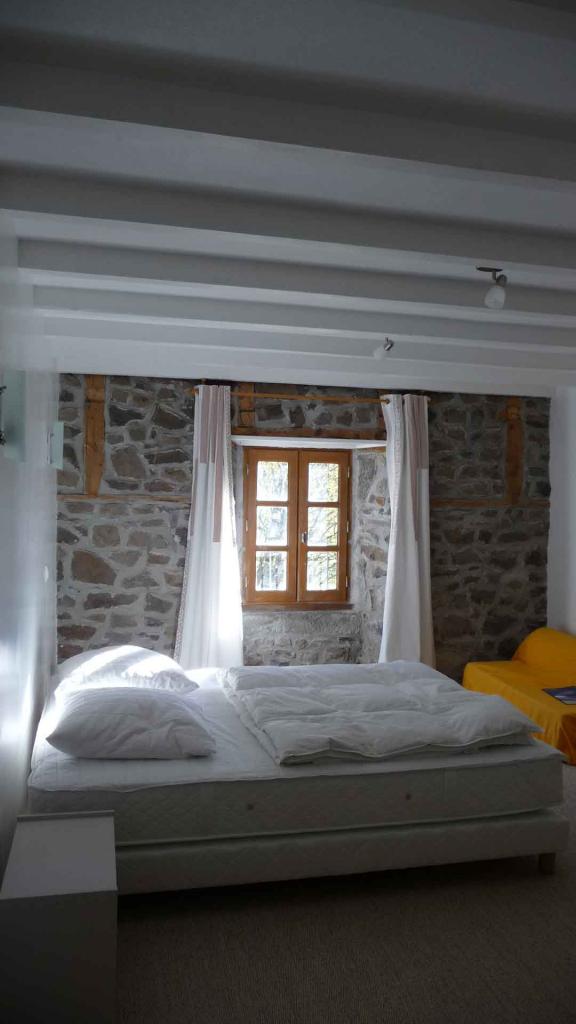 Chambres d'hôtes à 5 km de Cheylade (Rastoul: chambre)